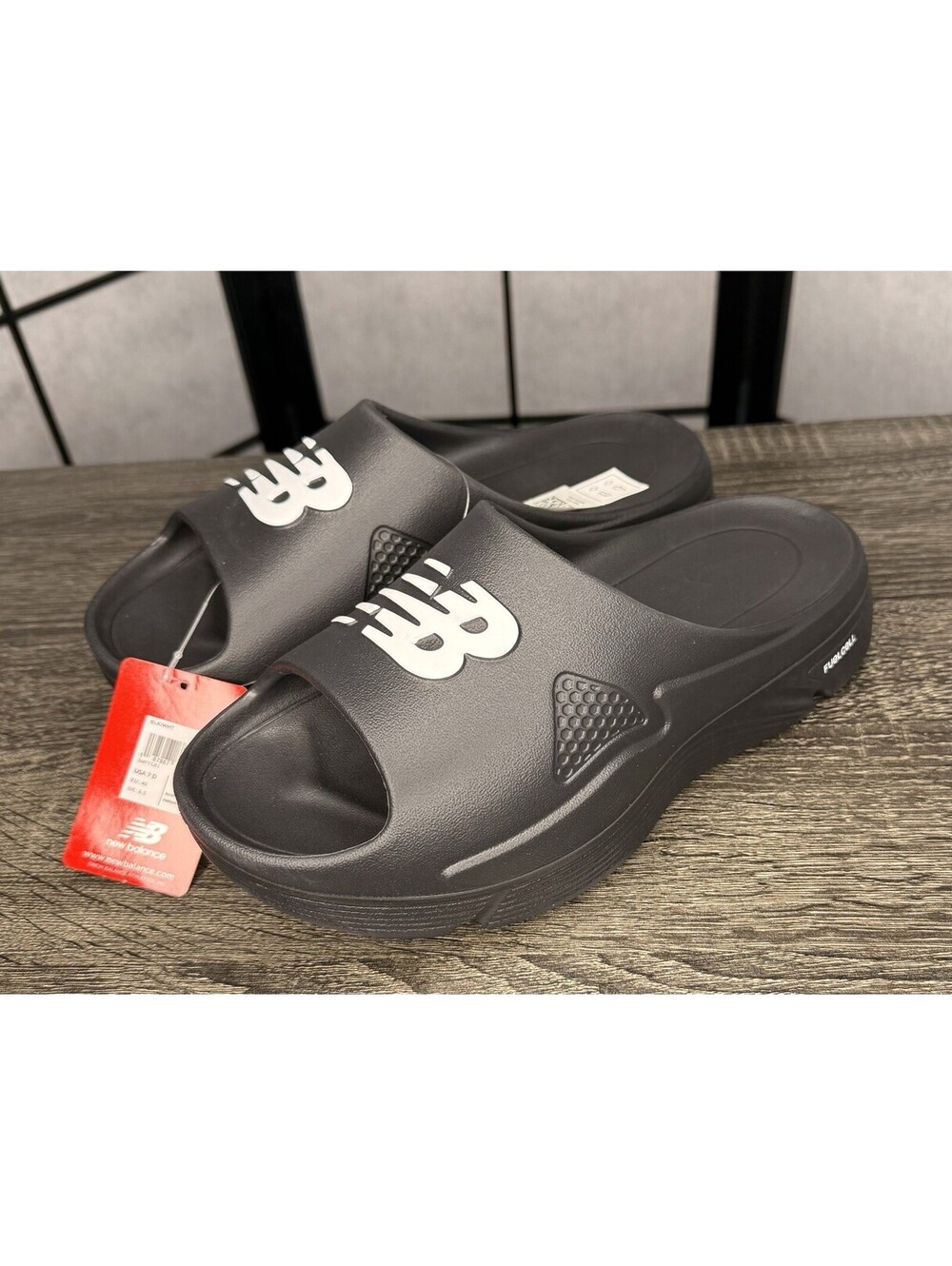 New Balance FuelCell SL Slide Black White Men’s 7 Women’s 8.5 Sandals NWT (S072)